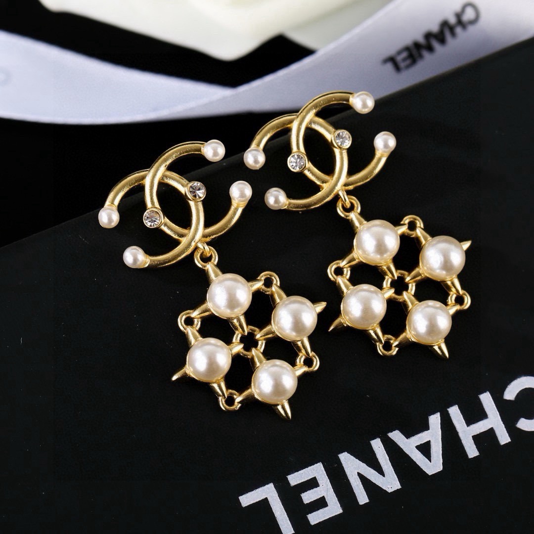 CHANEL 小香双c经典 耳钉，高端品质，专柜同材质 925银针，独家实拍图‼做工精致细腻，重工版本，
