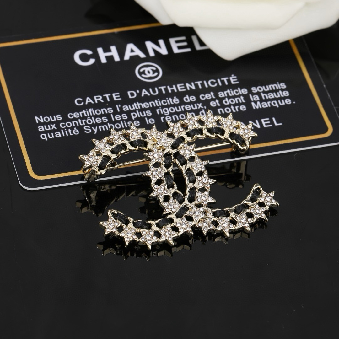 小香Chanel新款双C胸针  ✨每一个细节做工非常精细    这款设计非常美轮美奂 这款真的超级美超级