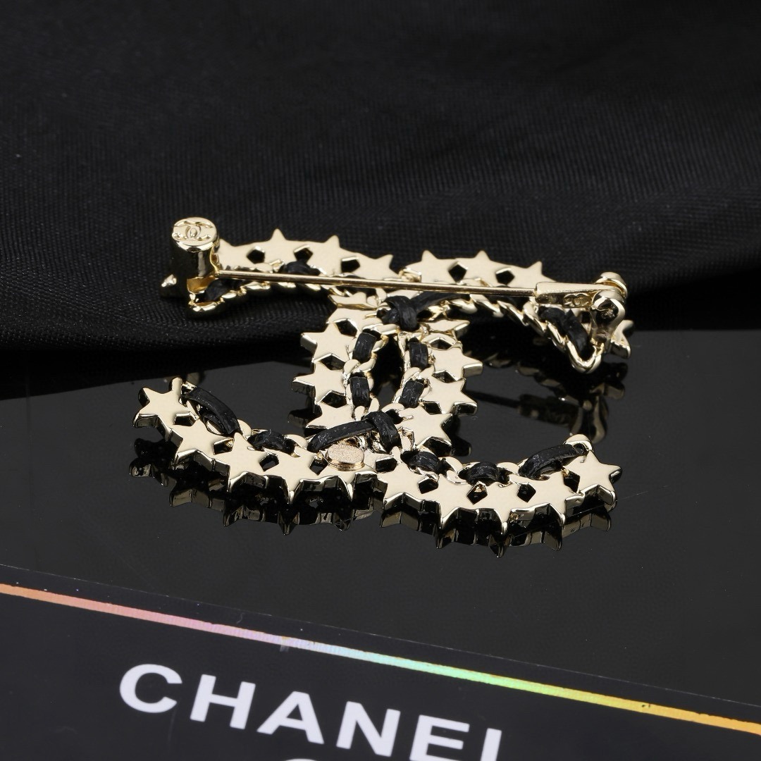 小香Chanel新款双C胸针  ✨每一个细节做工非常精细    这款设计非常美轮美奂 这款真的超级美超级