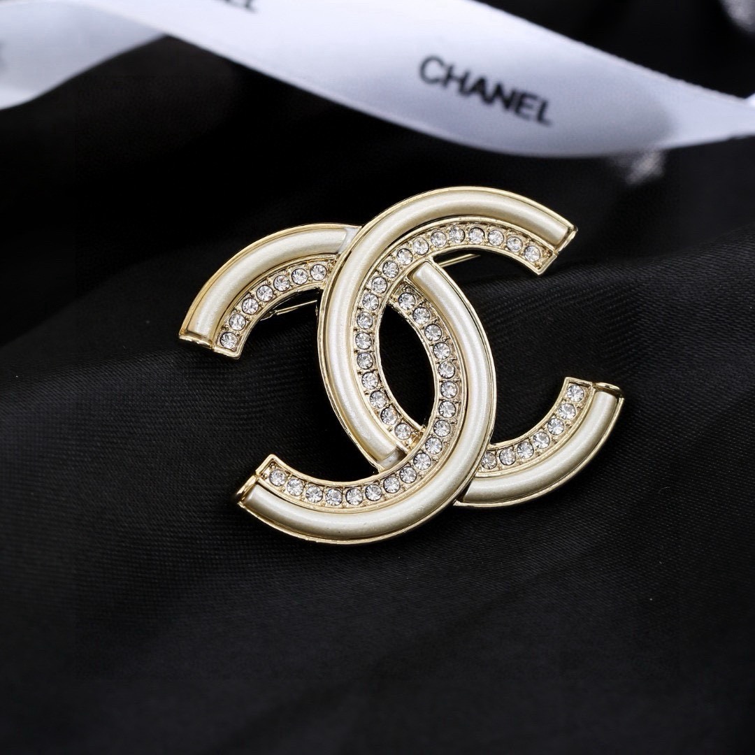小香Chanel新款双C胸针  ✨每一个细节做工非常精细    这款设计非常美轮美奂 这款真的超级美超级