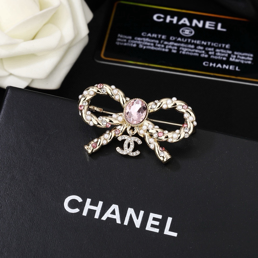 小香 Chanel 秋冬系列 钻石 粉色🌺双C胸针  别有心机设计的一款 超级完美 时髦元素添加