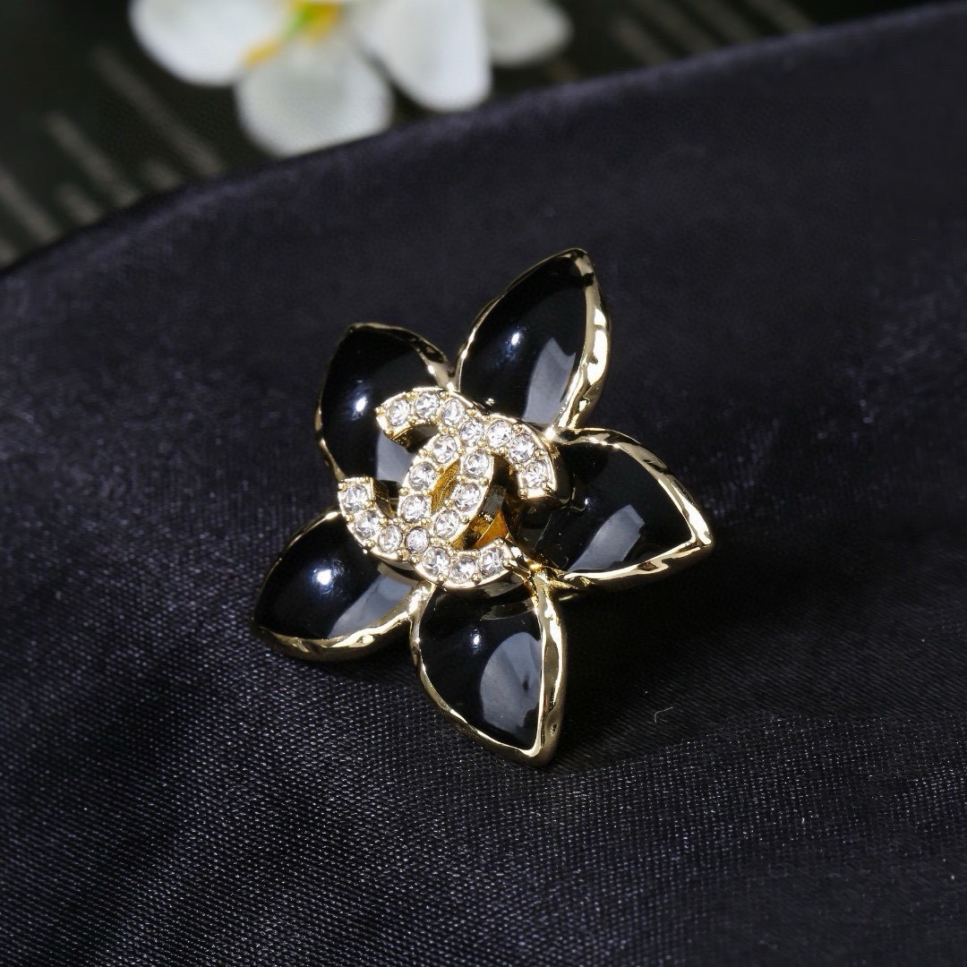 小香Chanel新款满钻花瓣🌹双C胸针   ✨每一个细节做工非常精细    这款设计非常美轮美奂 这款真