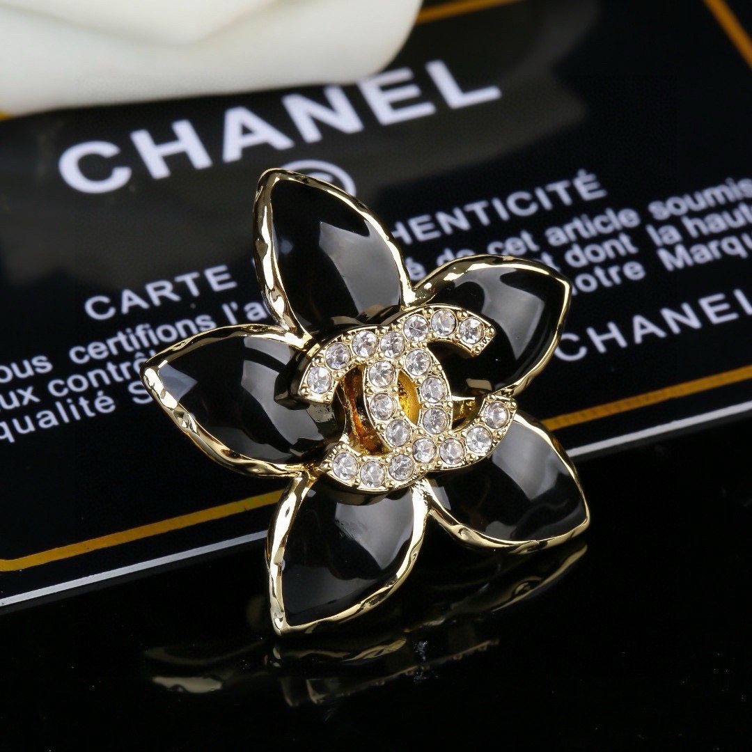 小香Chanel新款满钻花瓣🌹双C胸针   ✨每一个细节做工非常精细    这款设计非常美轮美奂 这款真