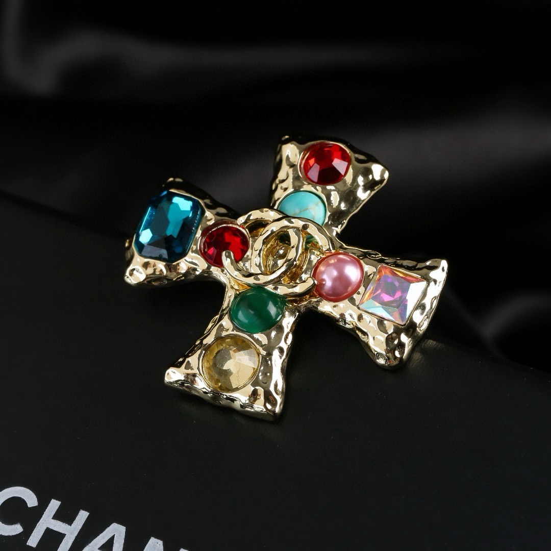 香奈儿 Chanel 最新秋冬 珍珠 水晶 彩色胸针 经典耐看 双C独特设计 原版一致黄铜材质