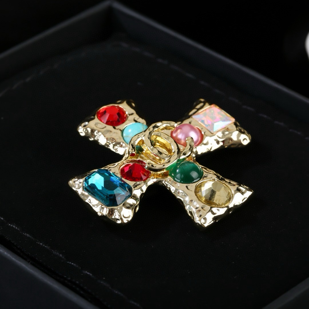 香奈儿 Chanel 最新秋冬 珍珠 水晶 彩色胸针 经典耐看 双C独特设计 原版一致黄铜材质