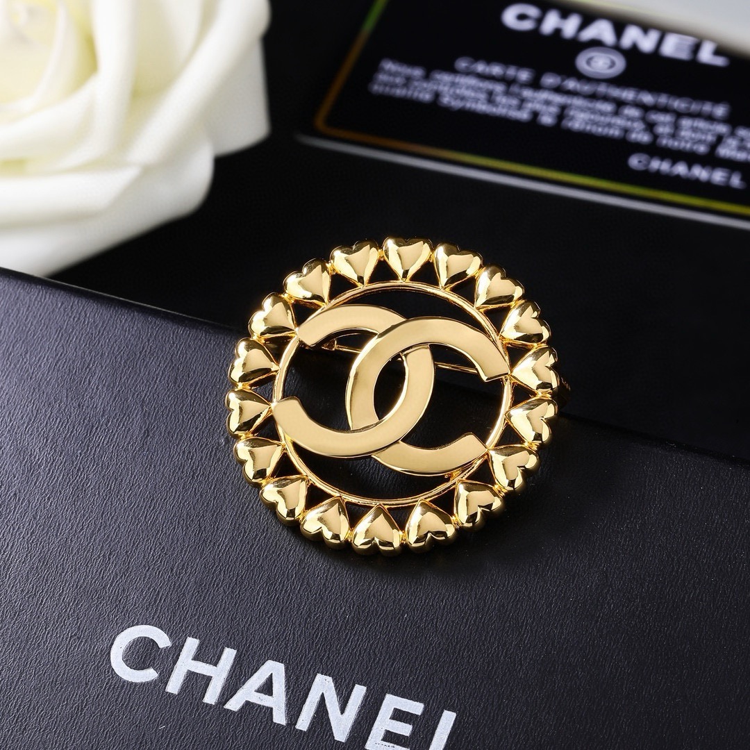 香奈儿 Chanel 光面 字母 双C胸针  别有心机设计的一款 超级完美 时髦元素添加