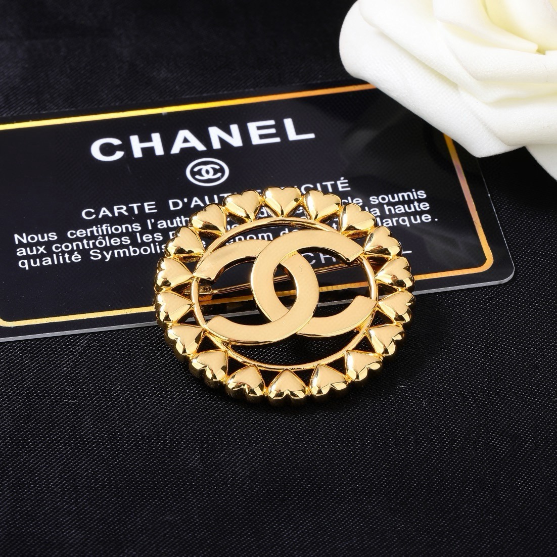 香奈儿 Chanel 光面 字母 双C胸针  别有心机设计的一款 超级完美 时髦元素添加
