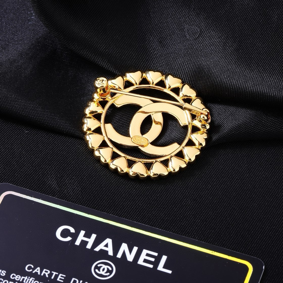 香奈儿 Chanel 光面 字母 双C胸针  别有心机设计的一款 超级完美 时髦元素添加