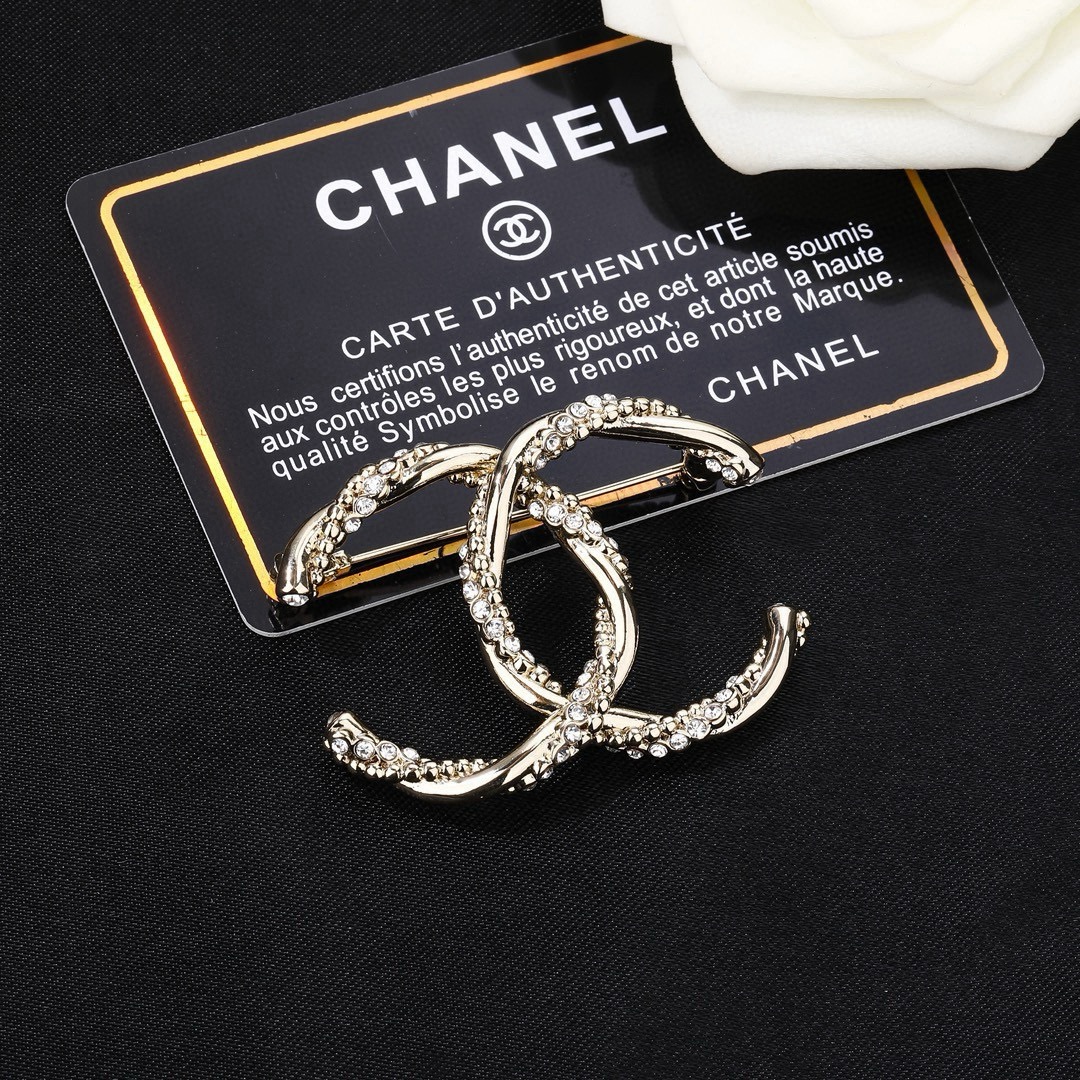 CHANEL 香奈儿新款双C胸针  ✨每一个细节做工非常精细    这款设计非常美轮美奂 这款真的超级美