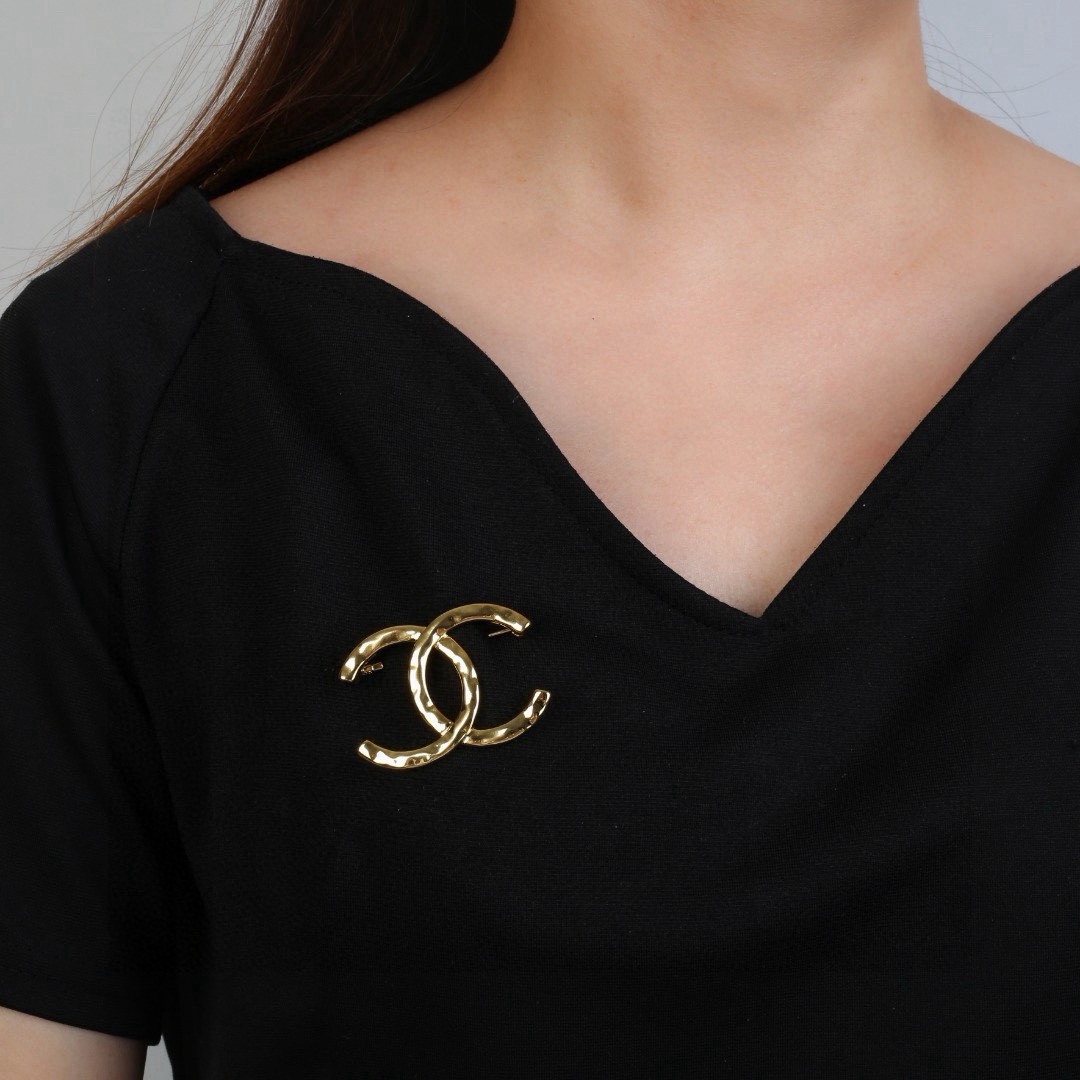 香奈儿 Chanel 秋冬系列 钻石  双C胸针  别有心机设计的一款 超级完美 时髦元素添加