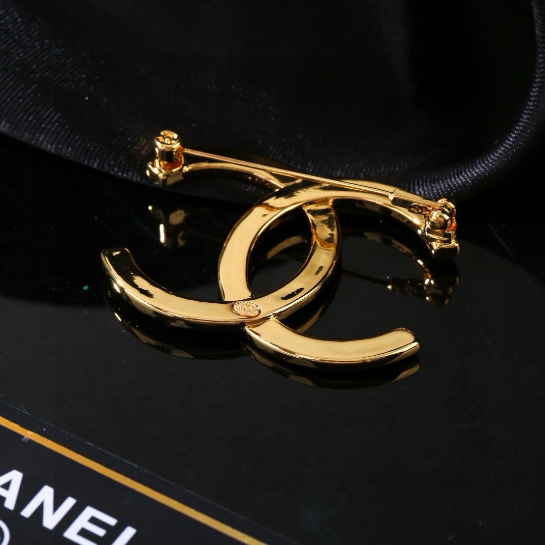 香奈儿 Chanel 秋冬系列 钻石  双C胸针  别有心机设计的一款 超级完美 时髦元素添加