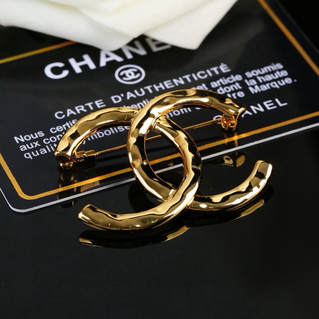 香奈儿 Chanel 秋冬系列 钻石  双C胸针  别有心机设计的一款 超级完美 时髦元素添加