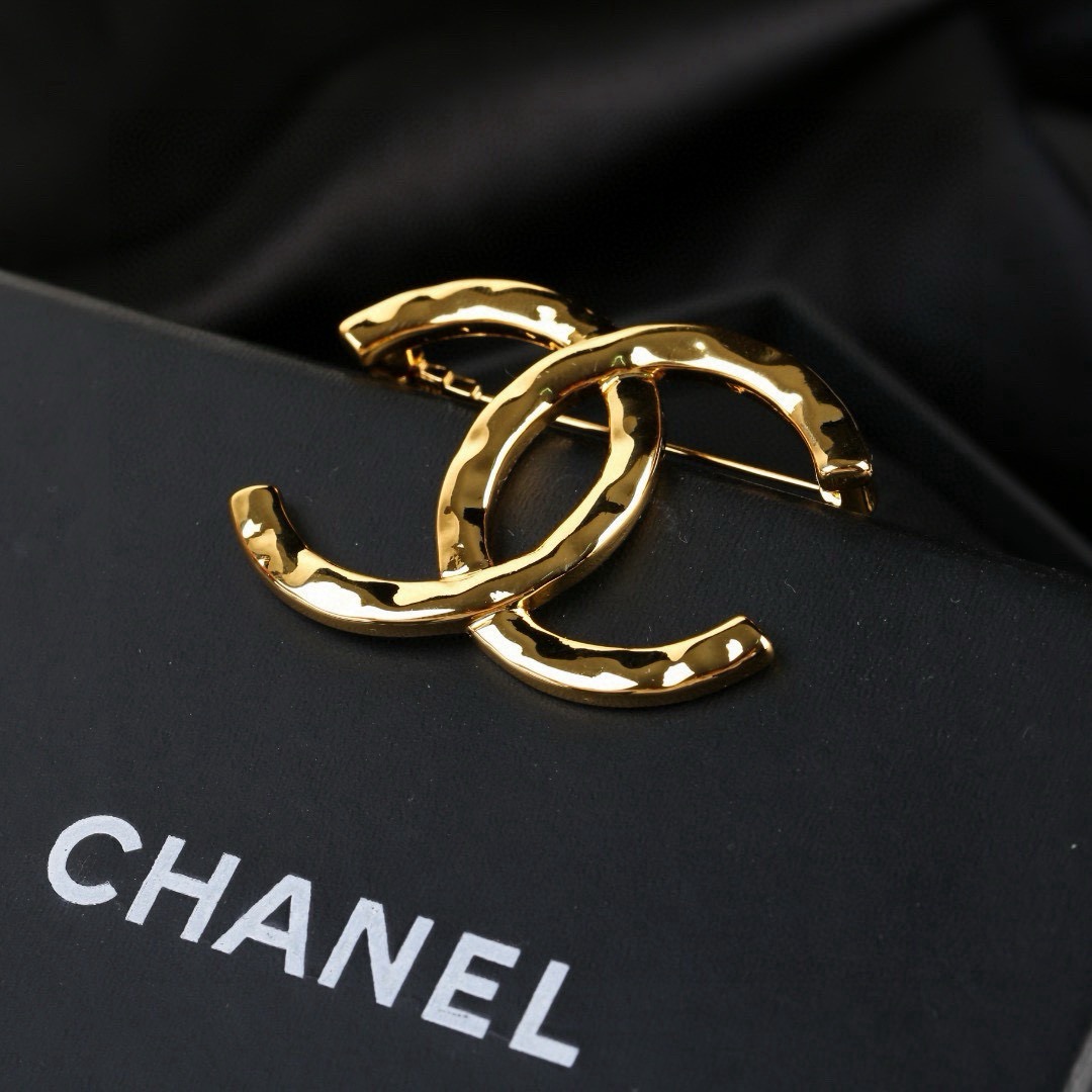香奈儿 Chanel 秋冬系列 钻石  双C胸针  别有心机设计的一款 超级完美 时髦元素添加