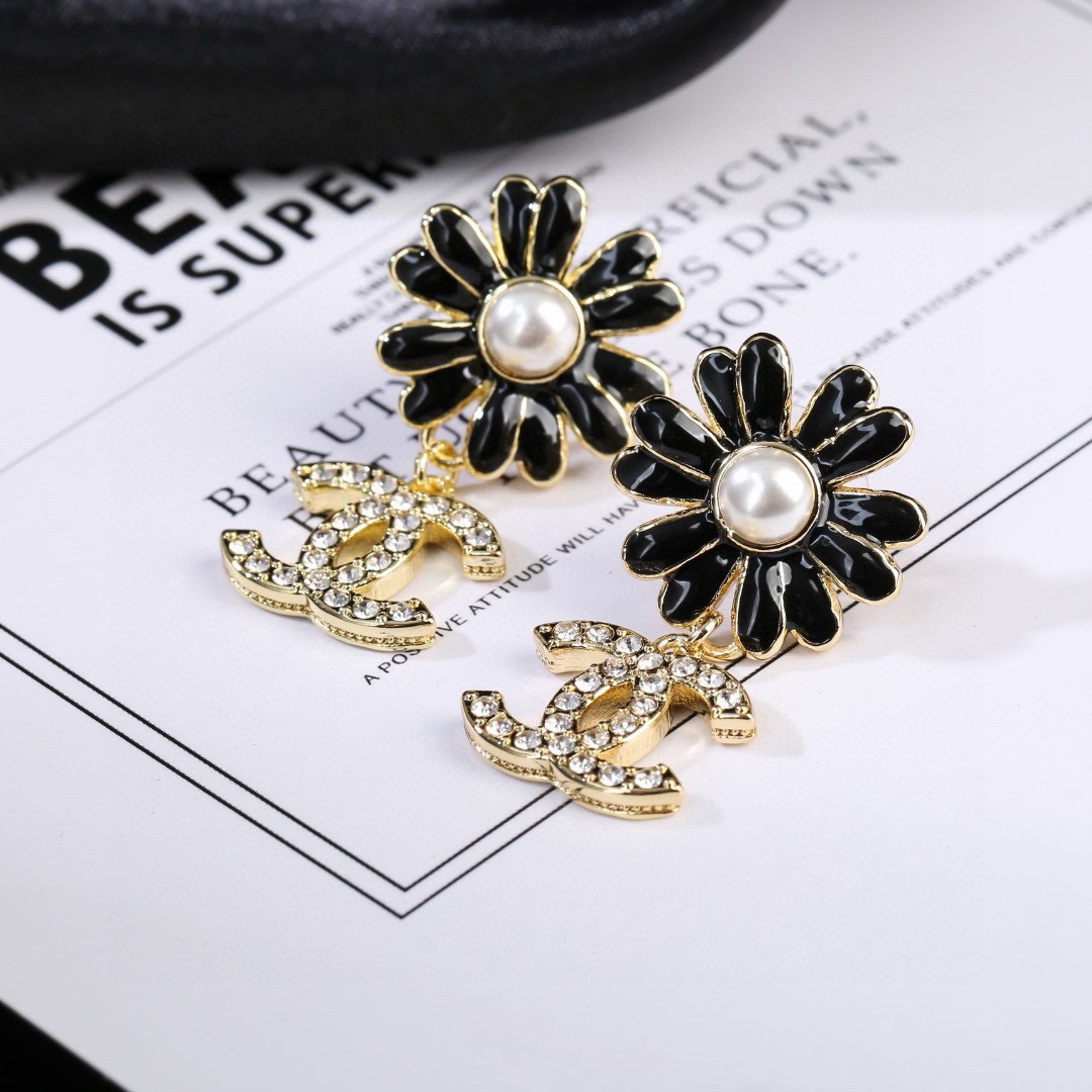 小香 Chanel 新款滴油 花朵🌼耳环  专柜同步上新 双C耳钉 精工打造原版一致黄铜材质