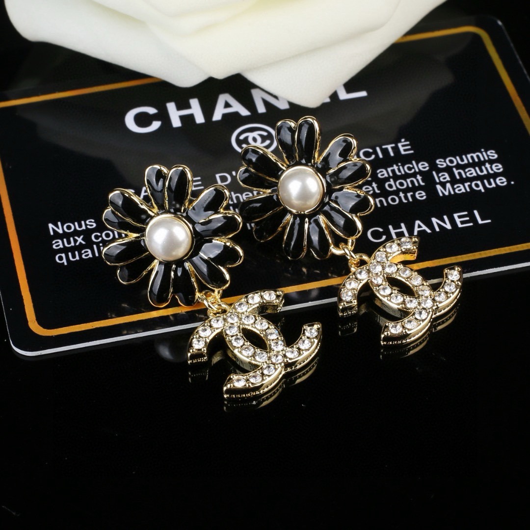 小香 Chanel 新款滴油 花朵🌼耳环  专柜同步上新 双C耳钉 精工打造原版一致黄铜材质