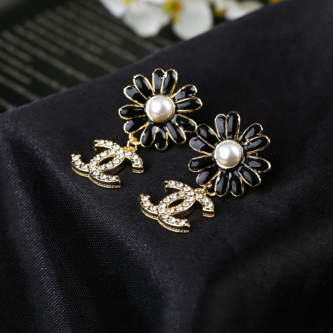 小香 Chanel 新款滴油 花朵🌼耳环  专柜同步上新 双C耳钉 精工打造原版一致黄铜材质