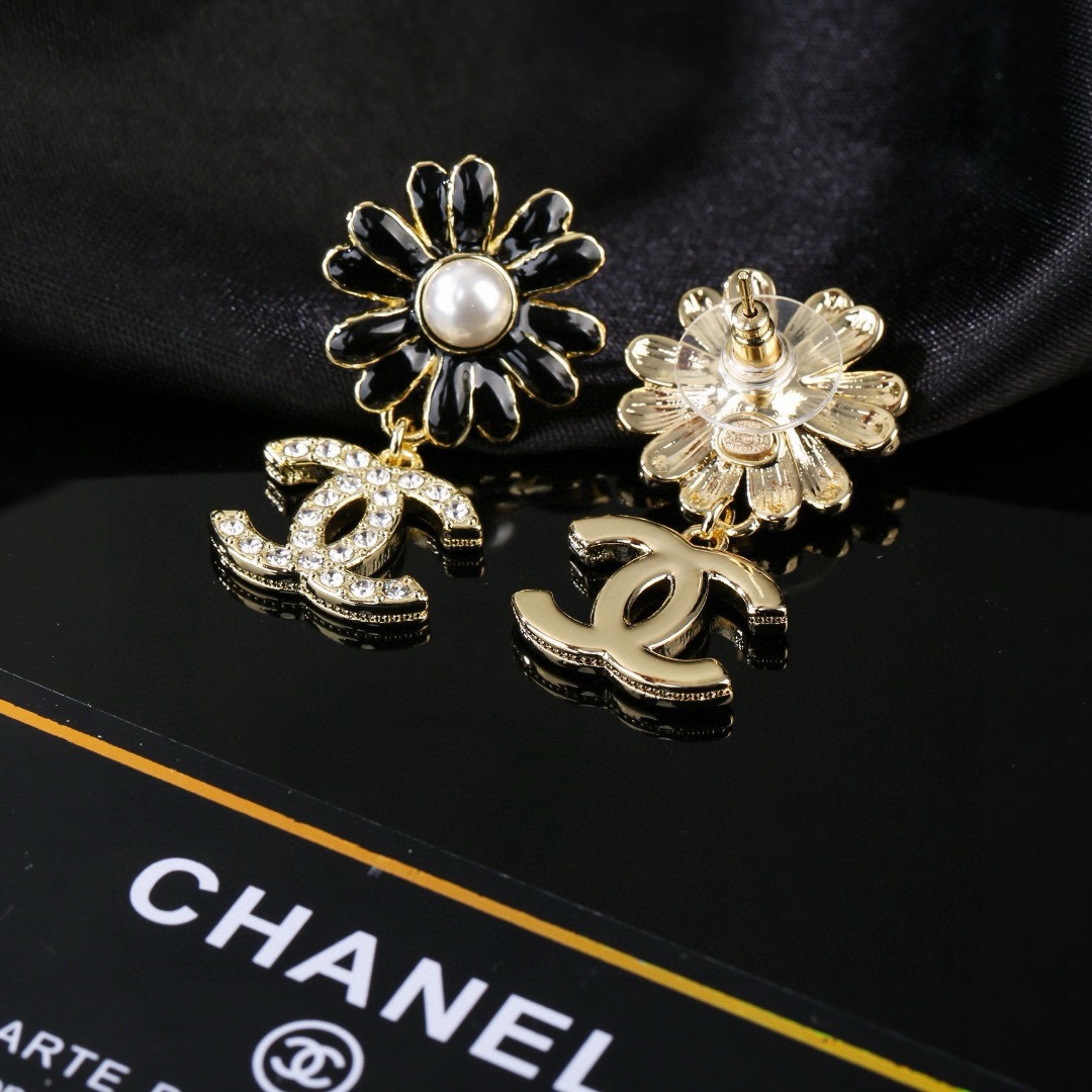 小香 Chanel 新款滴油 花朵🌼耳环  专柜同步上新 双C耳钉 精工打造原版一致黄铜材质