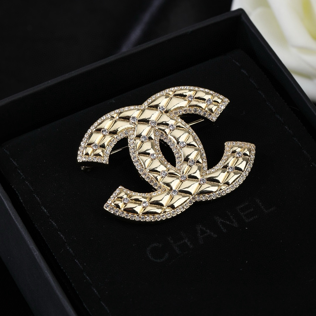小香Chanel新款双C胸针   ✨每一个细节做工非常精细    这款设计非常美轮美奂 这款真的超级美超