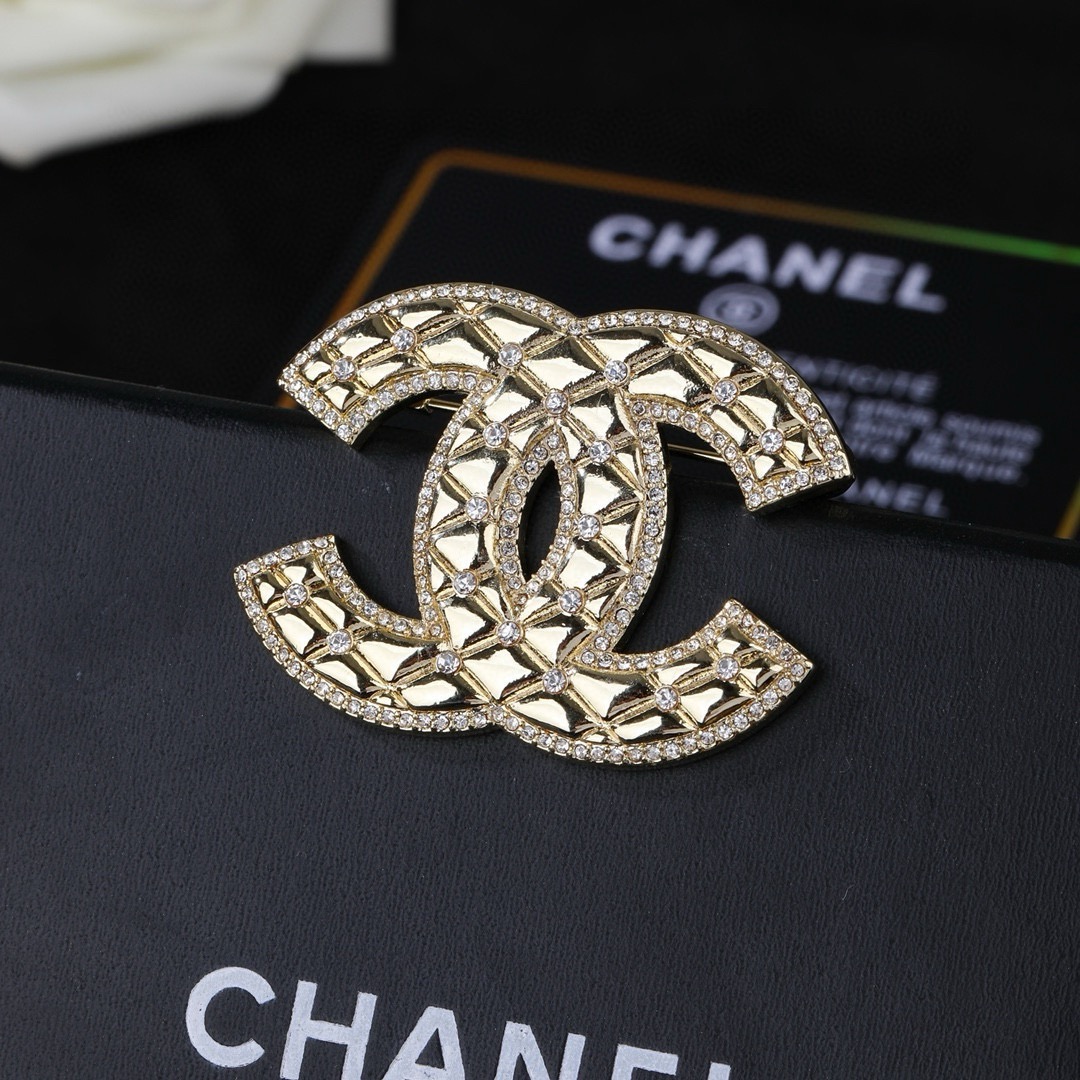 小香Chanel新款双C胸针   ✨每一个细节做工非常精细    这款设计非常美轮美奂 这款真的超级美超