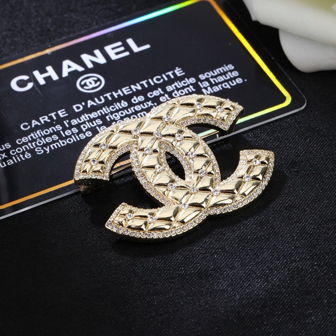 小香Chanel新款双C胸针   ✨每一个细节做工非常精细    这款设计非常美轮美奂 这款真的超级美超