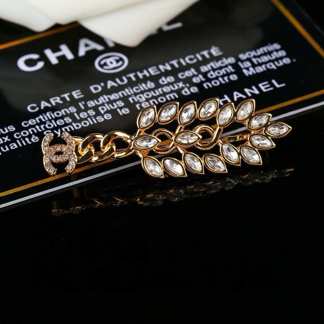 小香 Chanel 秋冬系列 钻石 麦穗 双C胸针  别有心机设计的一款 超级完美 时髦元素添加