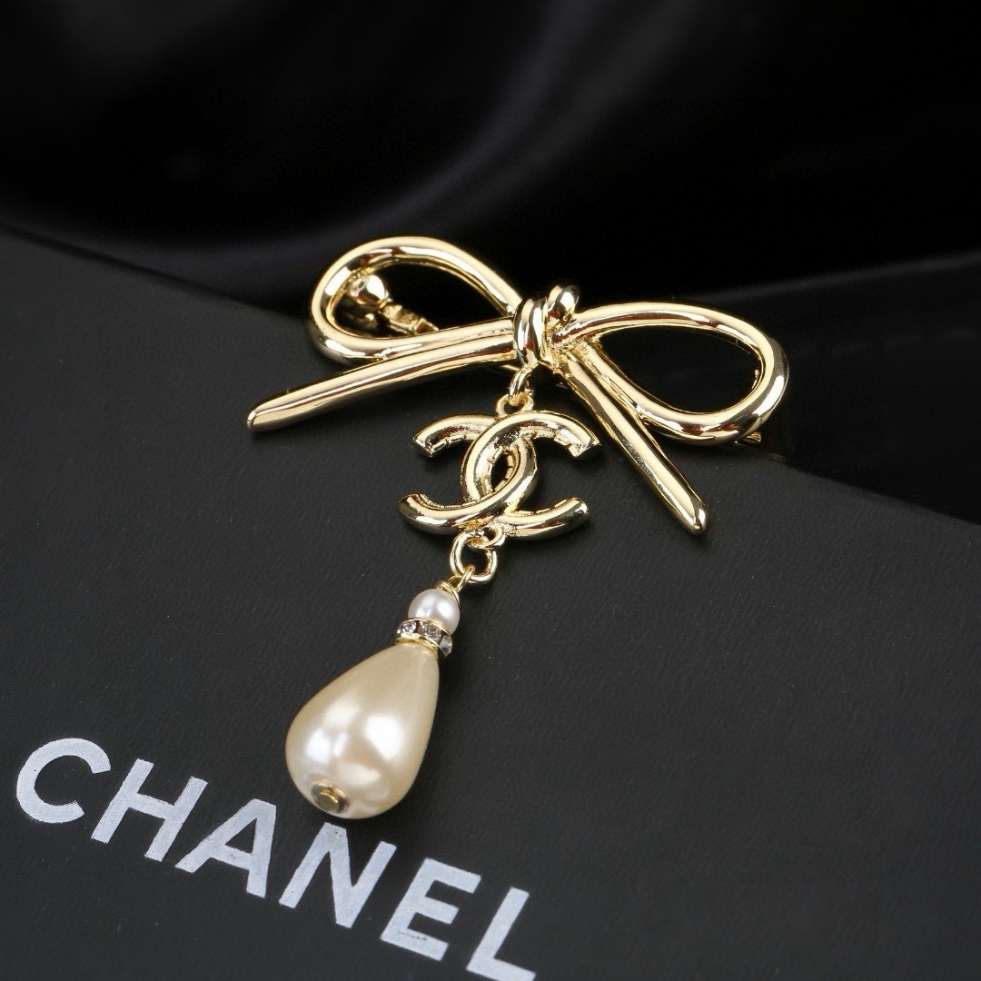 小香 Chanel 蝴蝶结 系列 珍珠  胸针  别有心机设计的一款 超级完美 时髦元素添加