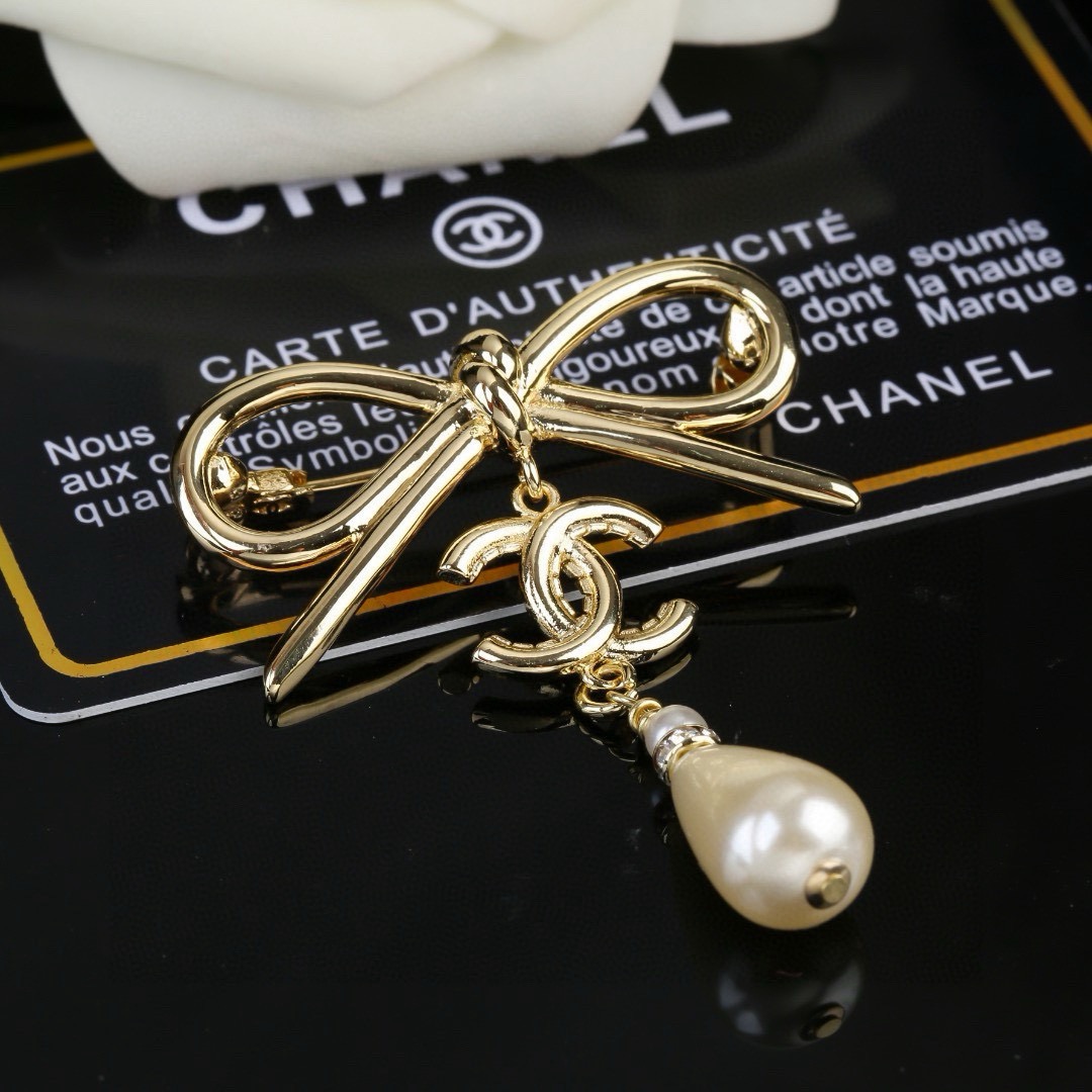 小香 Chanel 蝴蝶结 系列 珍珠  胸针  别有心机设计的一款 超级完美 时髦元素添加