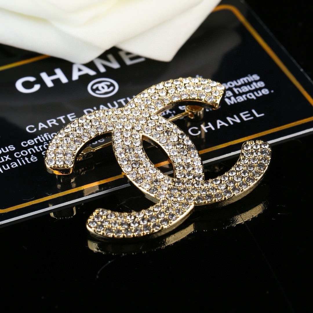 香奈儿 Chanel 秋冬系列 钻石  双C胸针  别有心机设计的一款 超级完美 时髦元素添加
