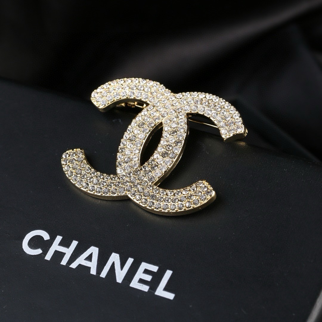香奈儿 Chanel 秋冬系列 钻石  双C胸针  别有心机设计的一款 超级完美 时髦元素添加
