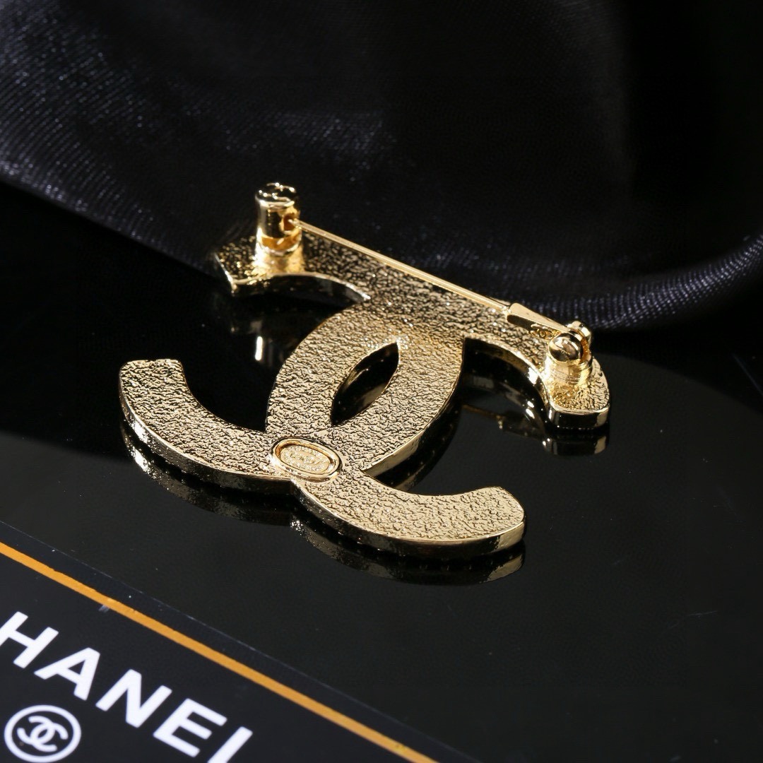 香奈儿 Chanel 秋冬系列 钻石  双C胸针  别有心机设计的一款 超级完美 时髦元素添加