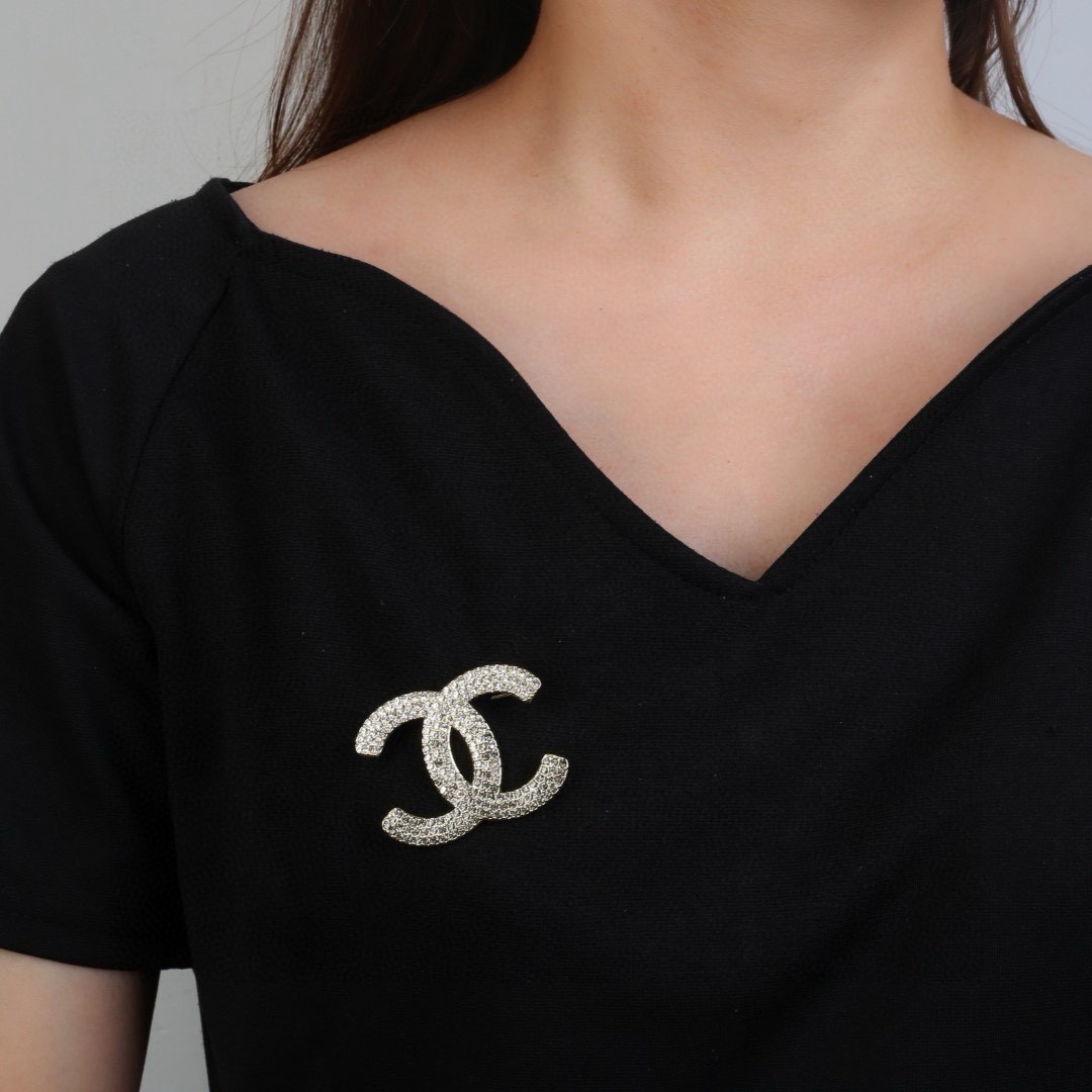 香奈儿 Chanel 秋冬系列 钻石  双C胸针  别有心机设计的一款 超级完美 时髦元素添加