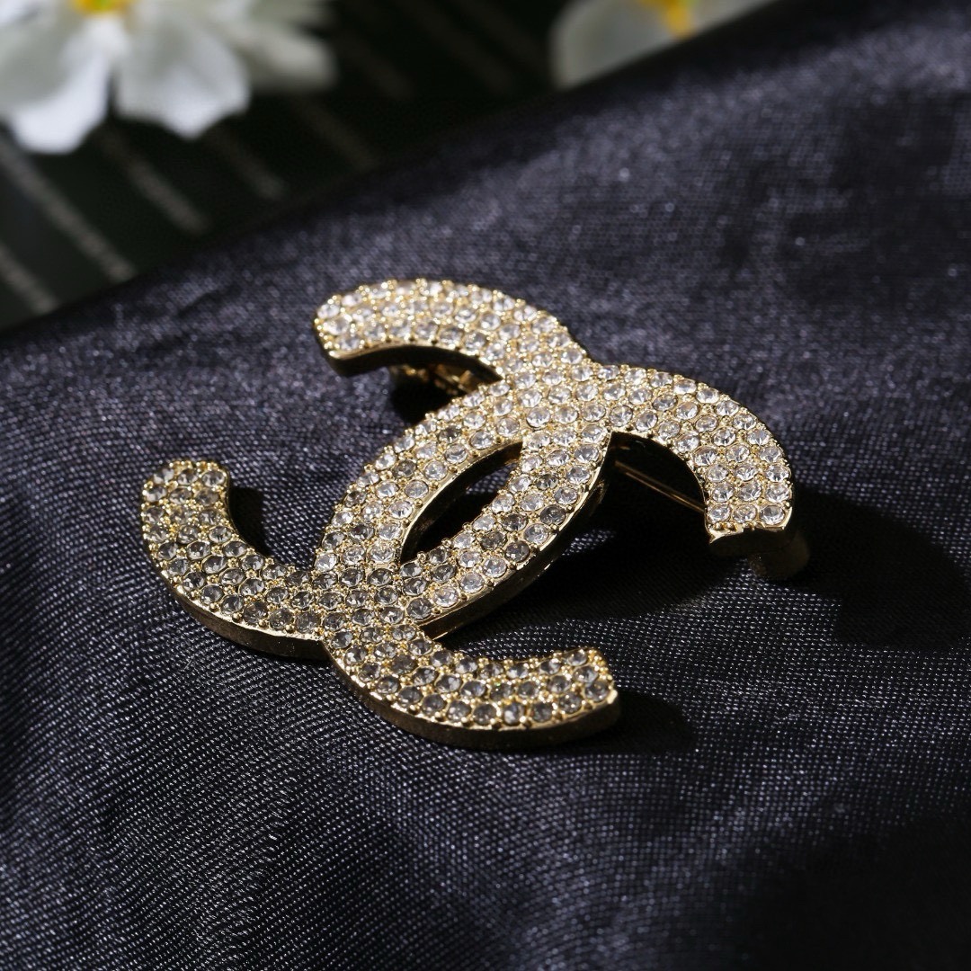香奈儿 Chanel 秋冬系列 钻石  双C胸针  别有心机设计的一款 超级完美 时髦元素添加