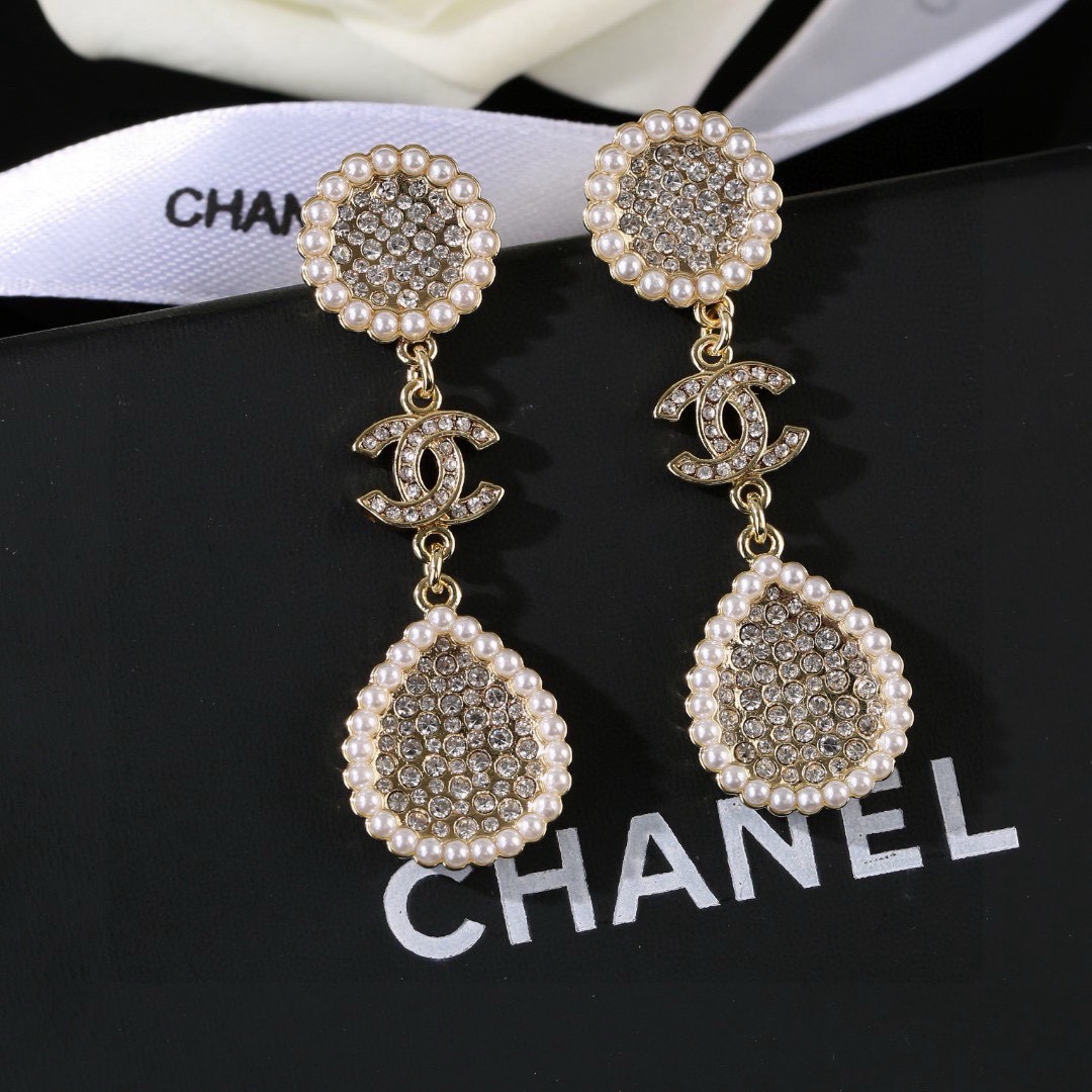小香Chanel新款耳环   ✨每一个细节做工非常精细    这款设计非常美轮美奂 这款真的超级美超级仙