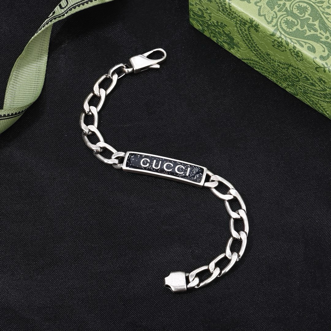 手链 Gucci 古驰  最新火爆开启  双G  手镯 绝对是古驰的风格🔹夸张、重装饰、 超级好看🔹代购