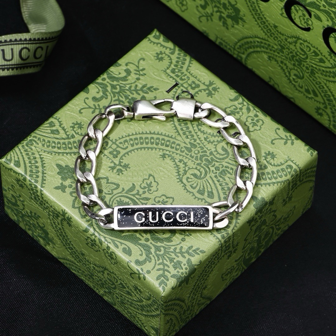 手链 Gucci 古驰  最新火爆开启  双G  手镯 绝对是古驰的风格🔹夸张、重装饰、 超级好看🔹代购