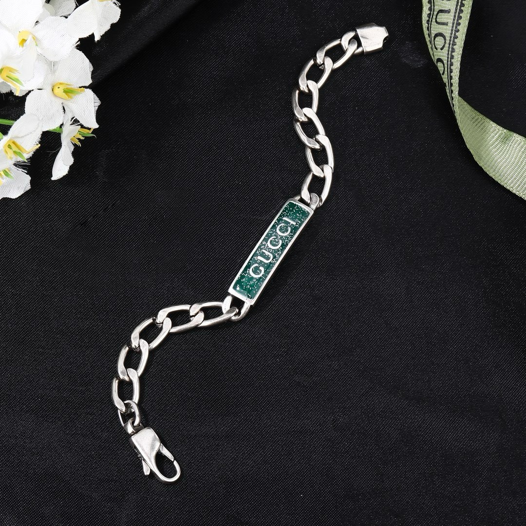 手链 Gucci 古驰  最新火爆开启  双G  手镯 绝对是古驰的风格🔹夸张、重装饰、 超级好看🔹代购
