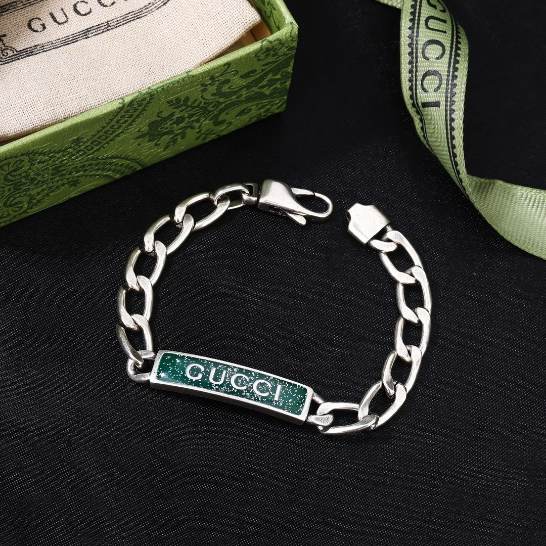 手链 Gucci 古驰  最新火爆开启  双G  手镯 绝对是古驰的风格🔹夸张、重装饰、 超级好看🔹代购