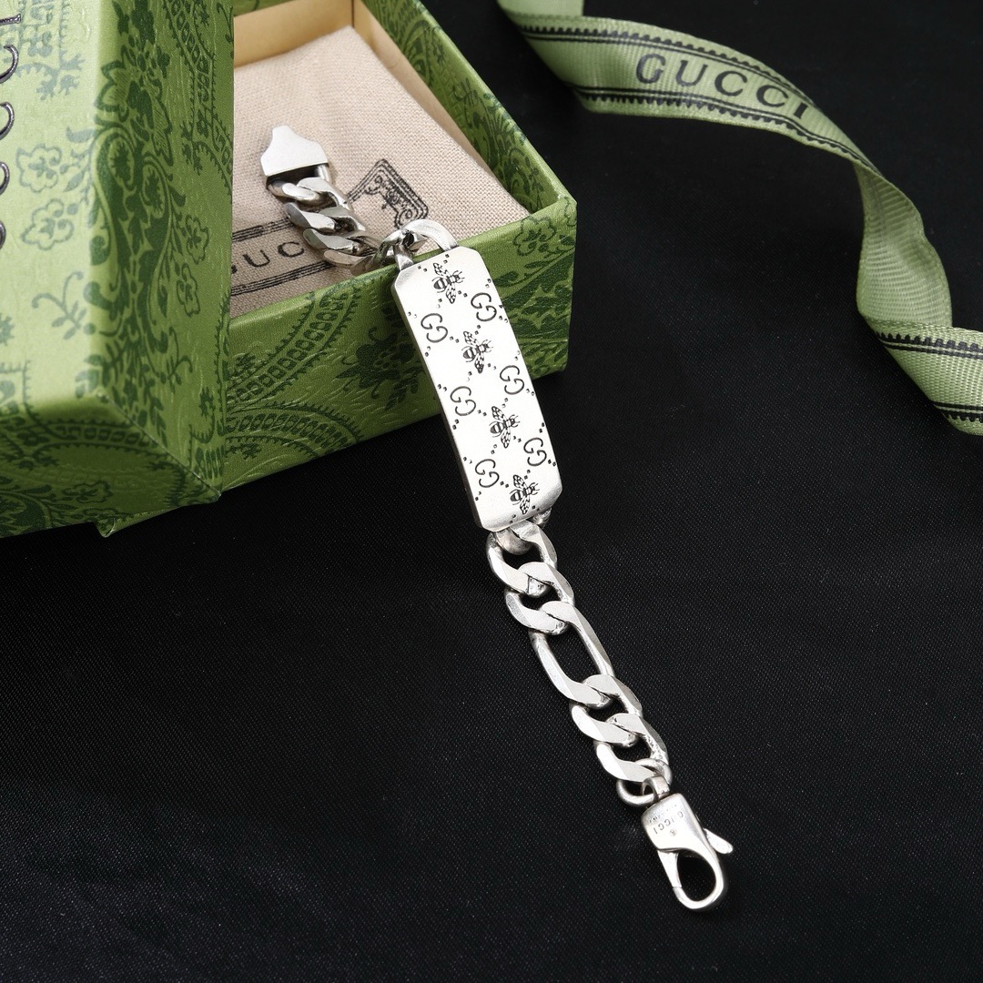 Gucci 古驰  最新火爆开启  双G  绝对是古驰的风格🔹夸张、重装饰、 超级好看🔹代购级别 亚金材