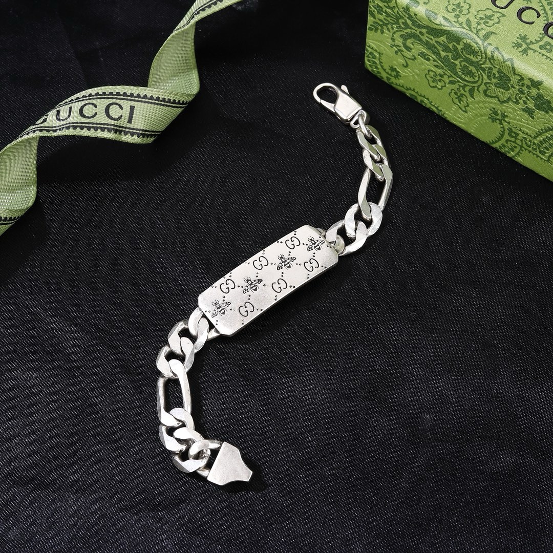 Gucci 古驰  最新火爆开启  双G  绝对是古驰的风格🔹夸张、重装饰、 超级好看🔹代购级别 亚金材