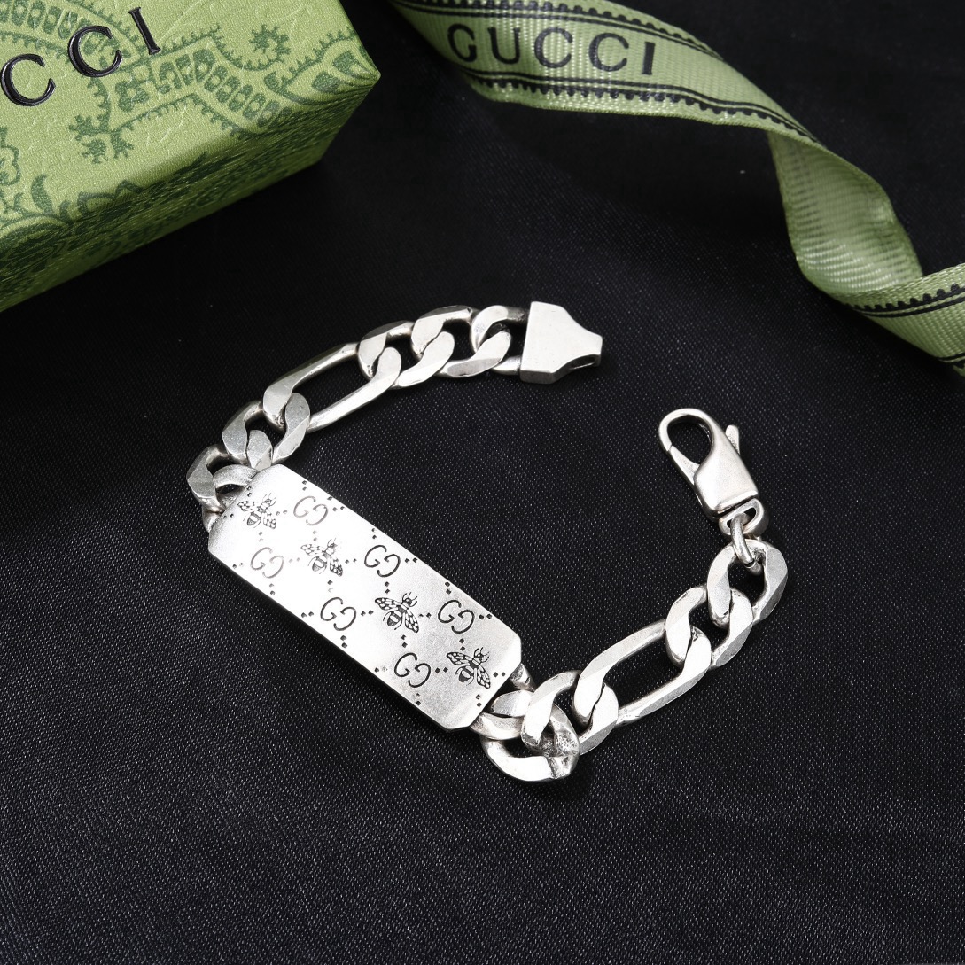 Gucci 古驰  最新火爆开启  双G  绝对是古驰的风格🔹夸张、重装饰、 超级好看🔹代购级别 亚金材