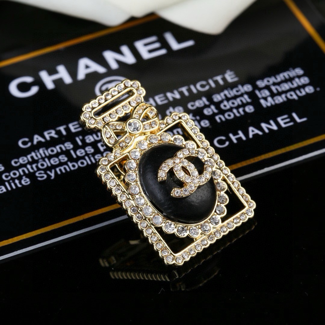 小香 Chanel 秋冬 系列 香水瓶 小羊皮 钻石   胸针  别有心机设计的一款 超级完美 时髦元素