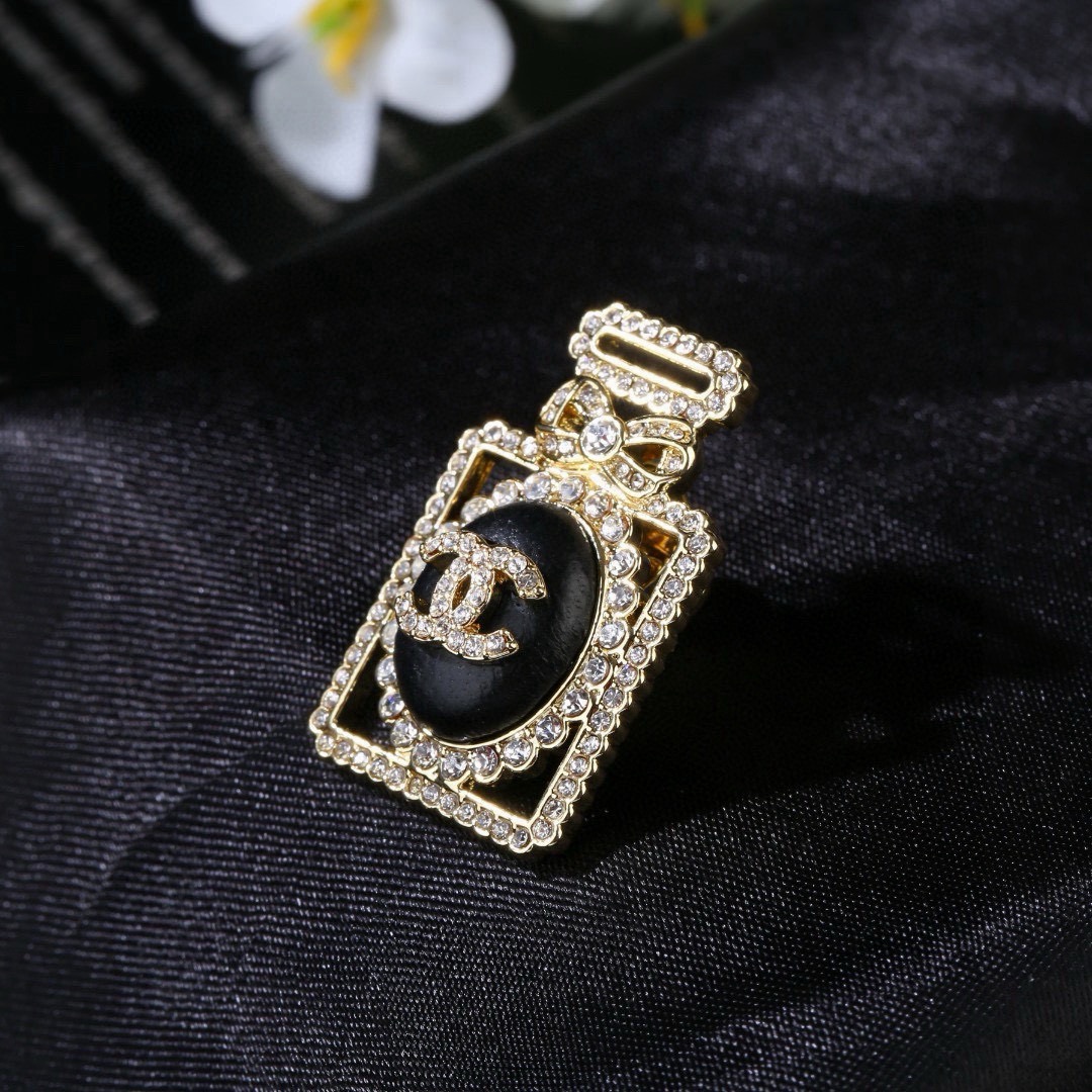 小香 Chanel 秋冬 系列 香水瓶 小羊皮 钻石   胸针  别有心机设计的一款 超级完美 时髦元素