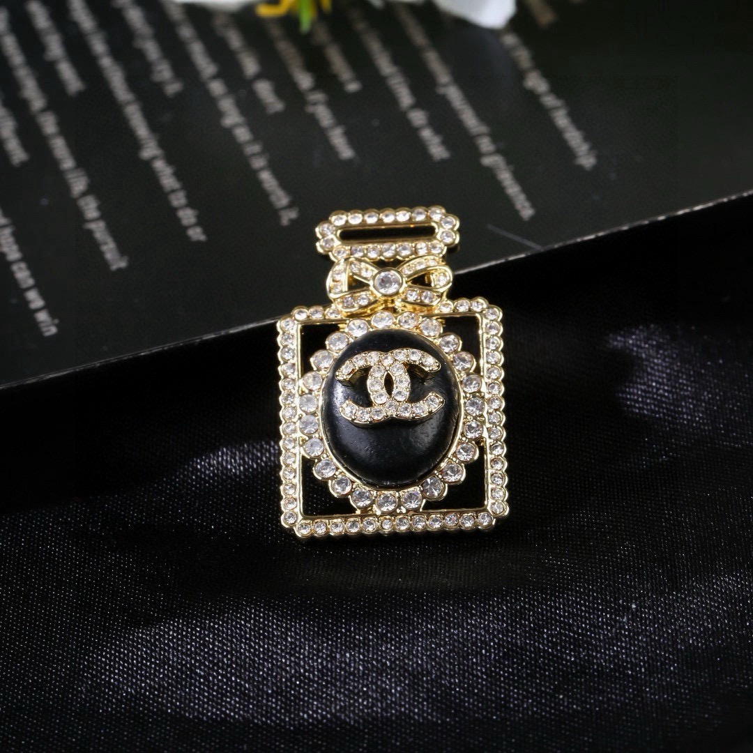 小香 Chanel 秋冬 系列 香水瓶 小羊皮 钻石   胸针  别有心机设计的一款 超级完美 时髦元素