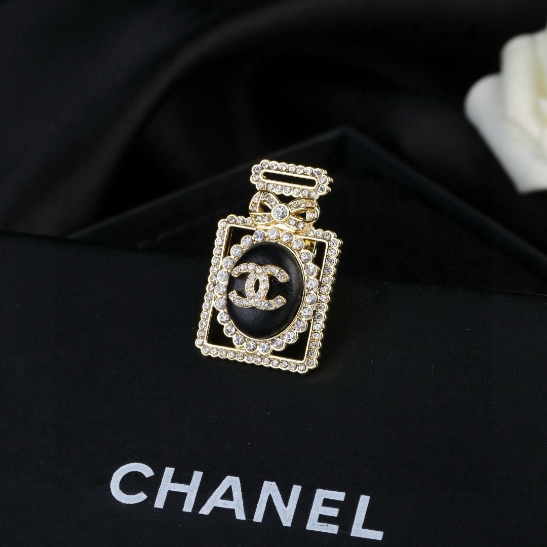 小香 Chanel 秋冬 系列 香水瓶 小羊皮 钻石   胸针  别有心机设计的一款 超级完美 时髦元素