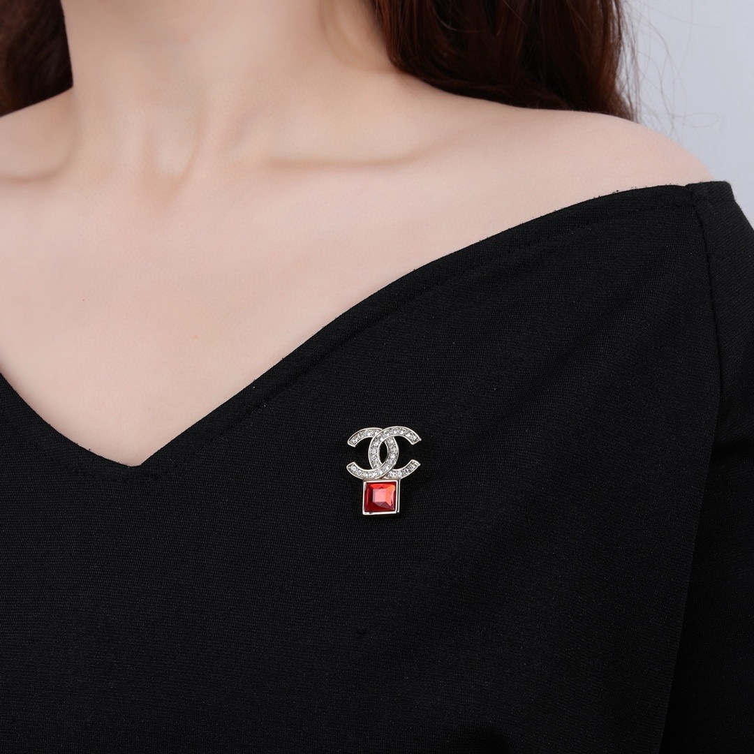香奈儿 三件套 Chanel 秋冬系列 5号 珍珠 钻石  双C胸针  别有心机设计的一款 超级完美 时