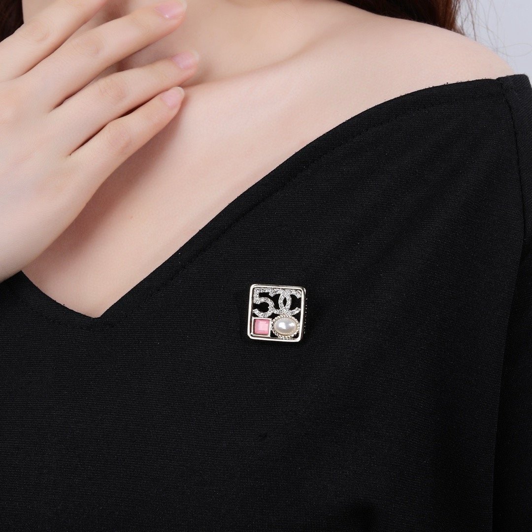 香奈儿 三件套 Chanel 秋冬系列 5号 珍珠 钻石  双C胸针  别有心机设计的一款 超级完美 时