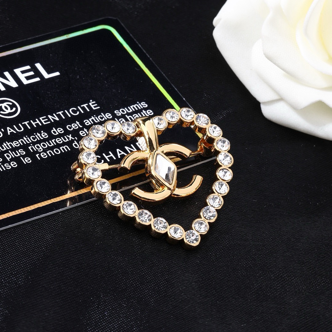 CHANEL 香奈儿新款胸针  ✨每一个细节做工非常精细    这款设计非常美轮美奂 这款真的超级美超级