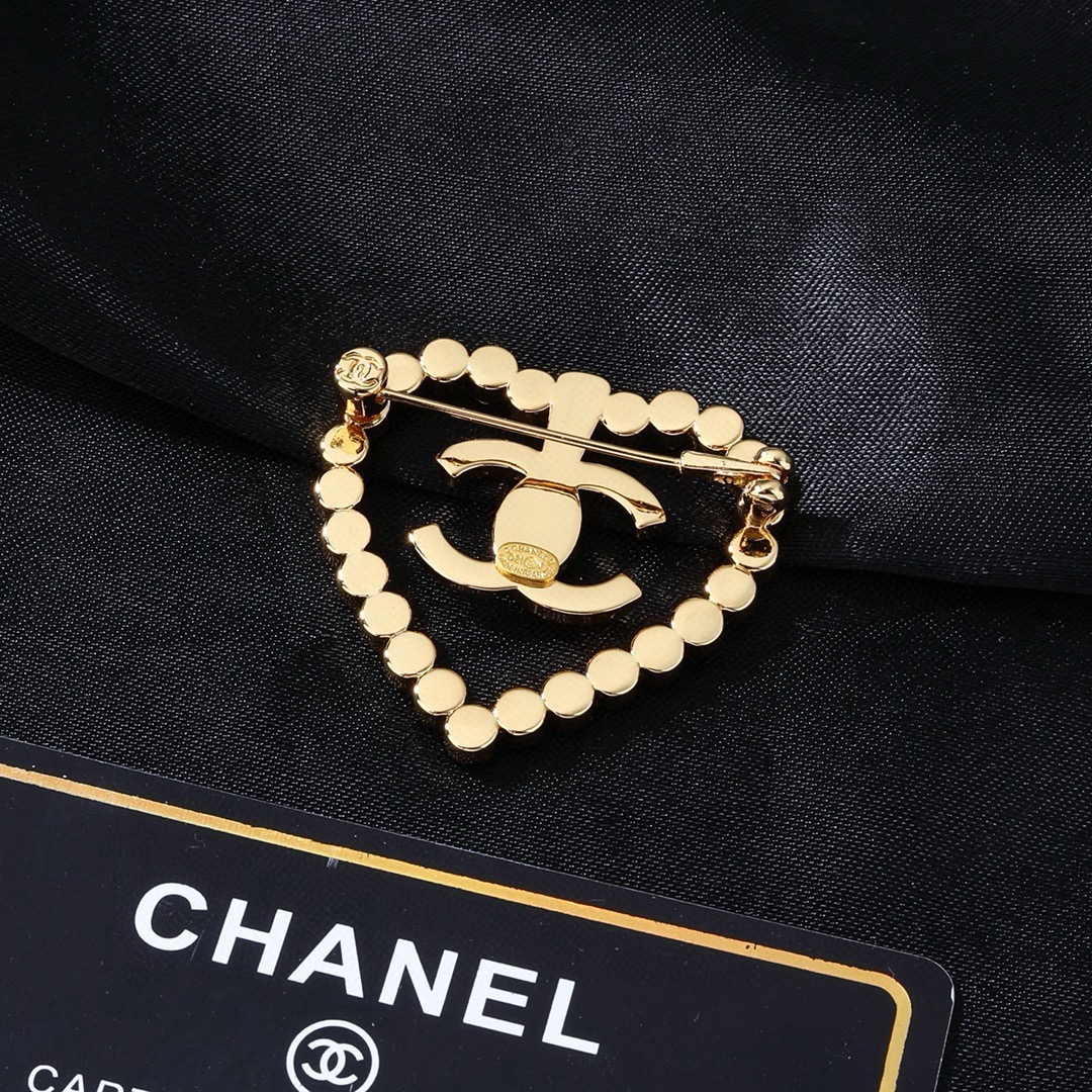 CHANEL 香奈儿新款胸针  ✨每一个细节做工非常精细    这款设计非常美轮美奂 这款真的超级美超级