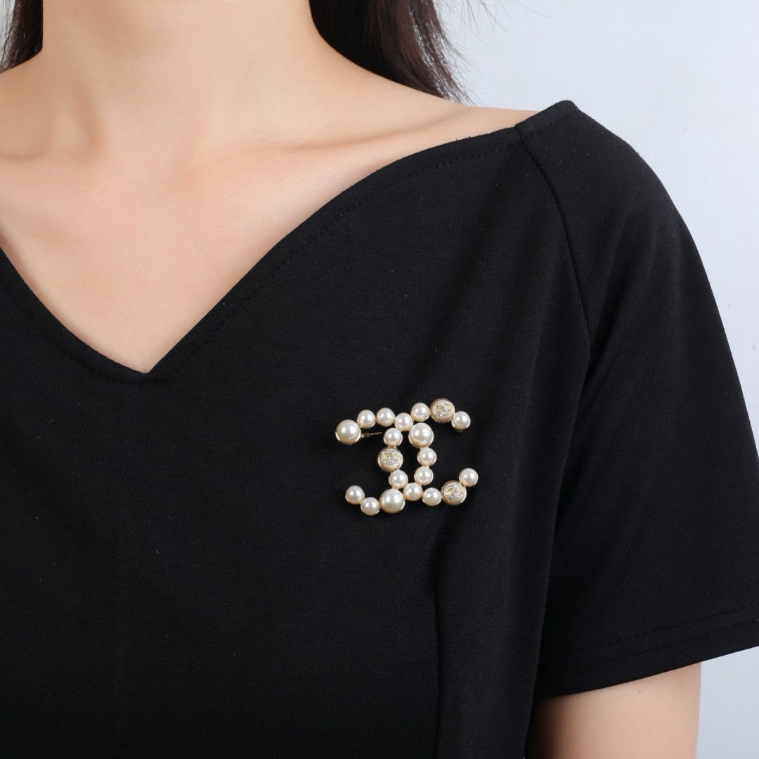 香奈儿 Chanel 最新秋冬 珍珠 水晶 胸针 经典耐看 双C独特设计 原版一致黄铜材质