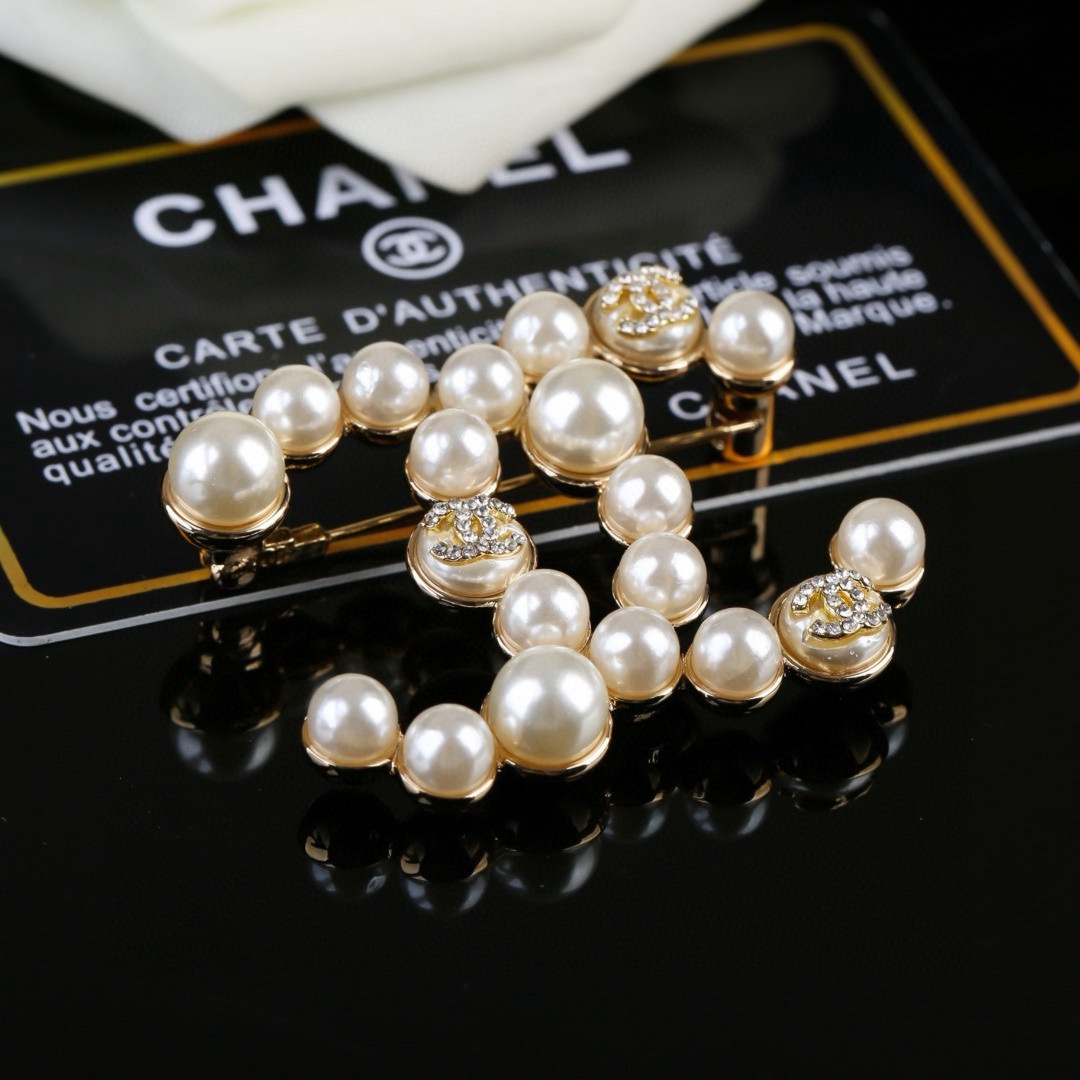 香奈儿 Chanel 最新秋冬 珍珠 水晶 胸针 经典耐看 双C独特设计 原版一致黄铜材质